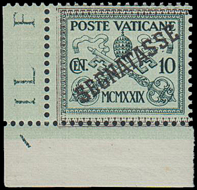 Vaticano - <p><strong>1931 - 10 cent. su 10</strong>, Sx n° 2 (ba), eccellente esemplare angolo di foglio inferiore sinistro con la sovrastampa fortemente spostata a destra, appartenendo alla prima colonna la sovrastampa risulta completamente mancante a destra e non è doppia a sinistra, inedito.</p>