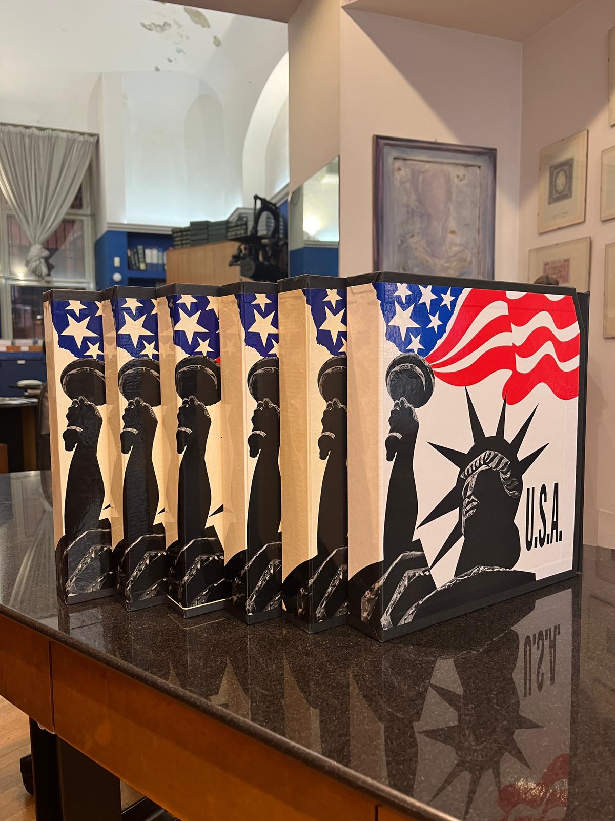 Lotti Oltremare - <p><strong>USA - 1945/1998</strong>, Collezione praticamente completa con alcune presenze anche fino al 2003, in evidenza le ordinarie n° 817/43 (facciale 9$, catalogo 230,00€) e 1048/67 (facciale anch'essa 9$), con minifogli &nbsp;e multivalori e provenienze di libretti (coppie, non dentellati da uno o più lati, ecc. ecc.), facciale oltre 1190.00 $, alto valore di catalogo, occasione anche per rivenditore, il tutto montato su 6 album Bolaffi come nuovi con cartelle e custodie.</p>