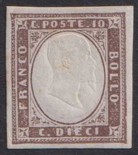 Regno di Sardegna - <p><strong>1859 - 10 cent. bruno violaceo</strong>, n° 14Ab, ben marginato, minimi puntini di ingiallimento. Firmato Sorani.</p>